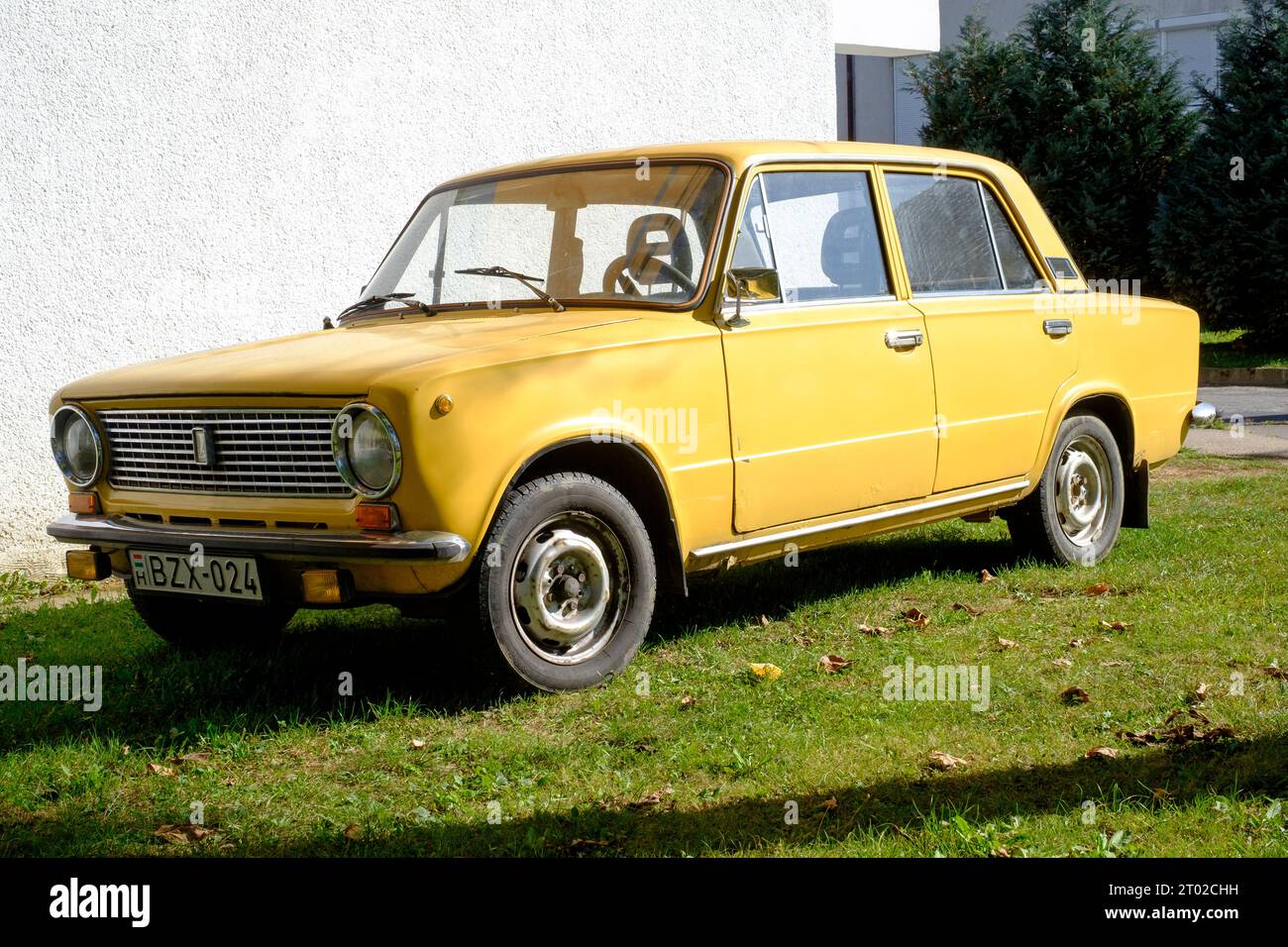 l'unione sovietica d'epoca ha realizzato la classica auto lada degli anni '1200 parcheggiata accanto al condominio lenti zala county hungary Foto Stock