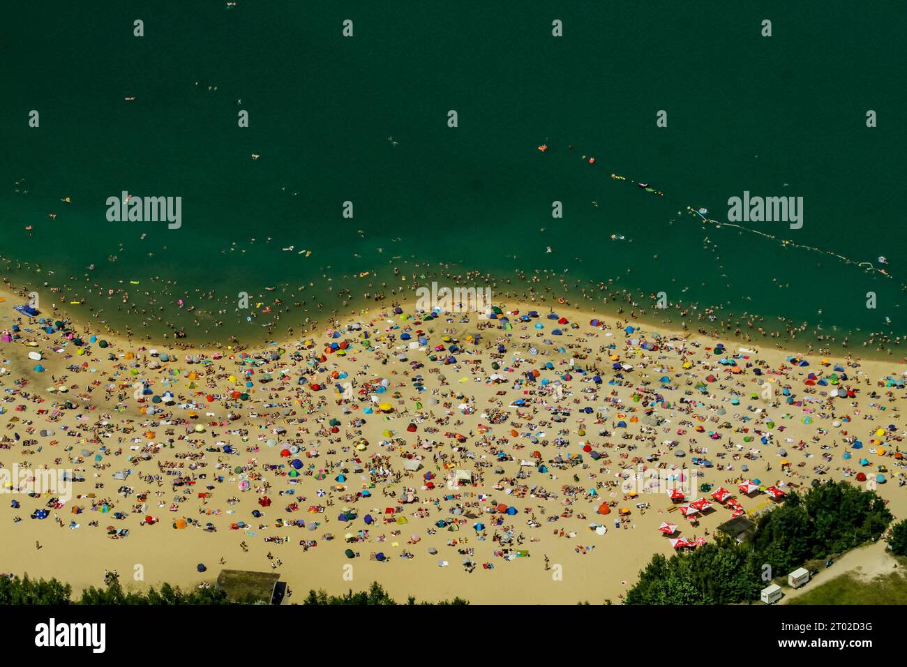 Haltern am SEE, Silbersee II im Sommer mit vielen Badegästen. Nordrhein-Westfalen, Deutschland *** Haltern am SEE, Silbersee II in estate con molti bagnanti Renania settentrionale Vestfalia, Germania Credit: Imago/Alamy Live News Foto Stock