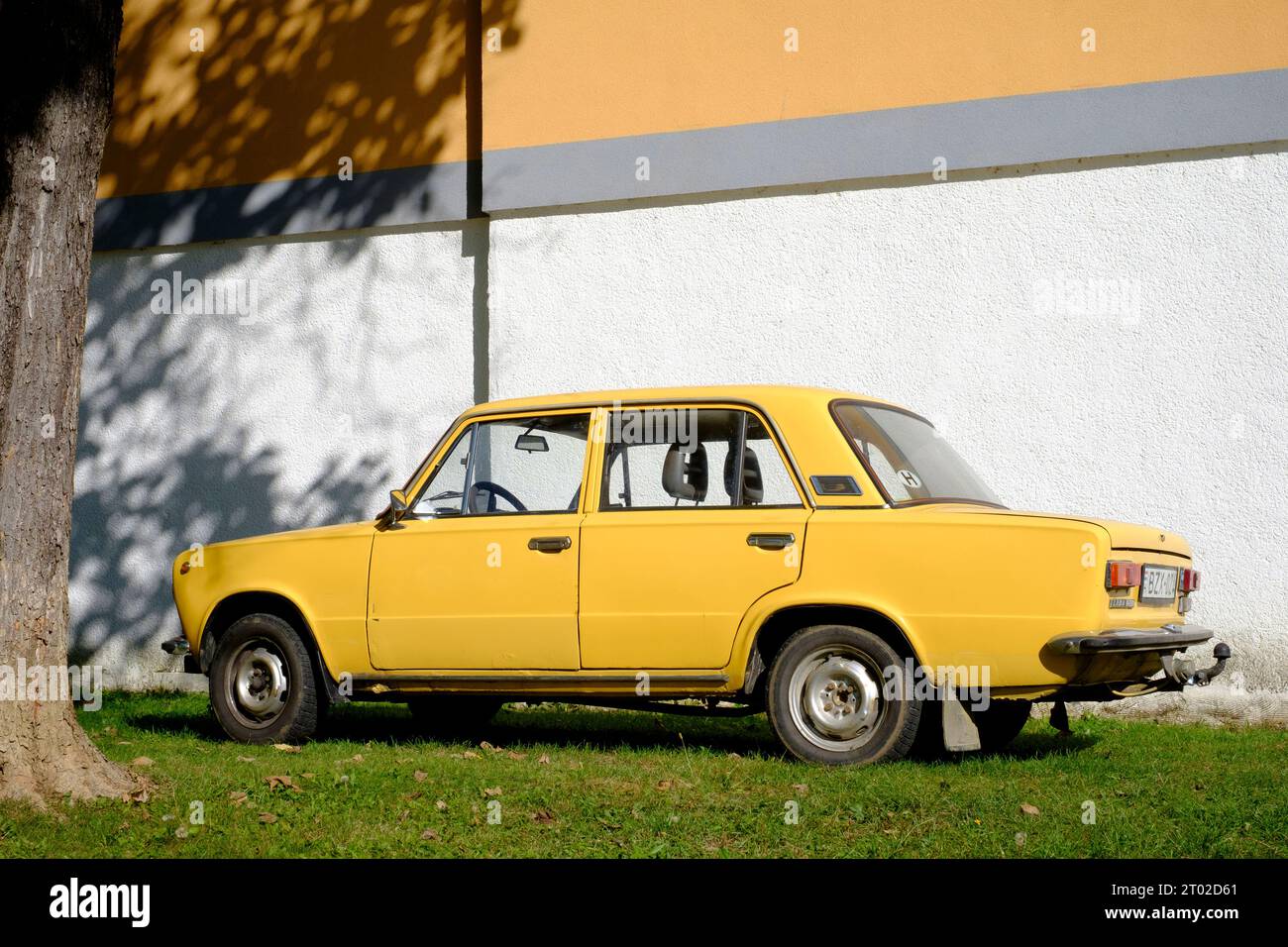 l'unione sovietica d'epoca ha realizzato la classica auto lada degli anni '1200 parcheggiata accanto al condominio lenti zala county hungary Foto Stock