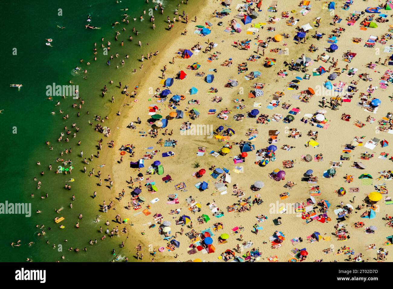 Haltern am SEE, Silbersee II im Sommer mit vielen Badegästen. Nordrhein-Westfalen, Deutschland *** Haltern am SEE, Silbersee II in estate con molti bagnanti Renania settentrionale Vestfalia, Germania Credit: Imago/Alamy Live News Foto Stock