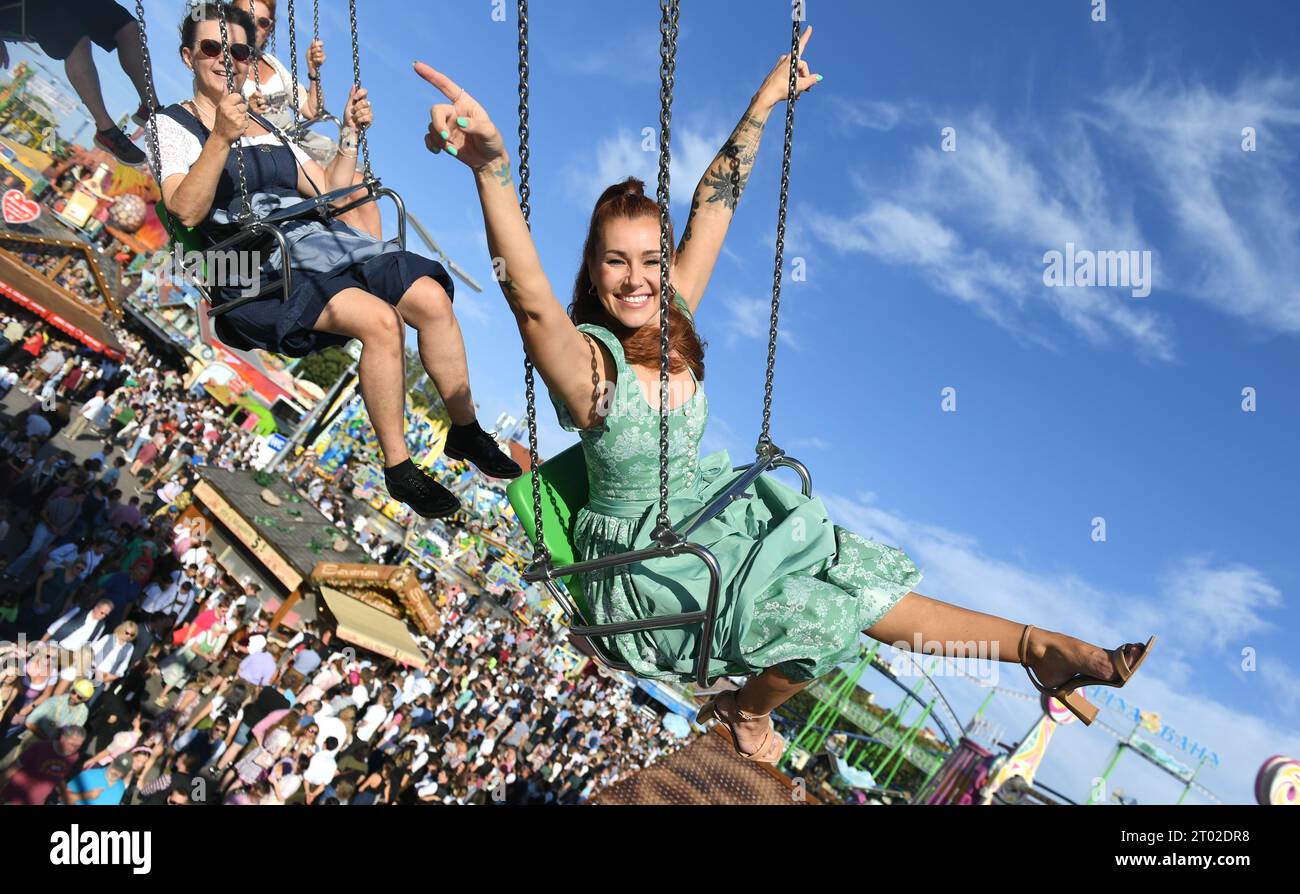 Monaco, Germania. 3 ottobre 2023. Il coreografo Tiger Kirchharz cavalca una giostra a catena alla fine del 188° Oktoberfest di Monaco sul Theresienwiese. La 188a edizione di Wiesn si svolgerà quest'anno fino al 03.10.2023. Credito: Felix Hörhager/dpa/Alamy Live News Foto Stock