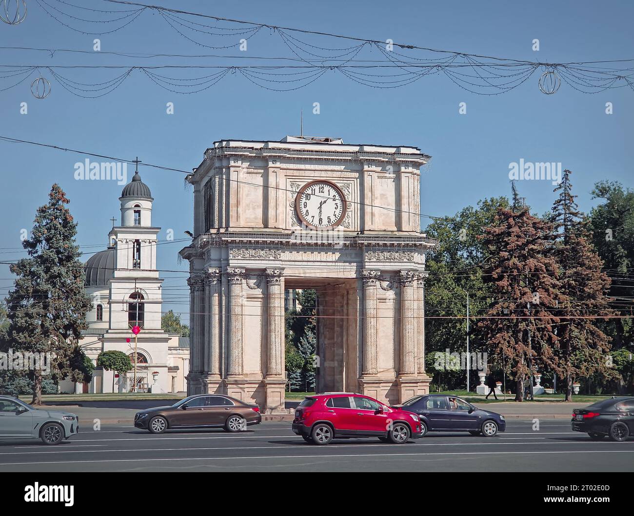 Arco trionfale e Cattedrale metropolitana Natività del Signore, fulcro architettonico della città di Chisinau, Moldavia. Vista sulla terra durante la stagione autunnale Foto Stock