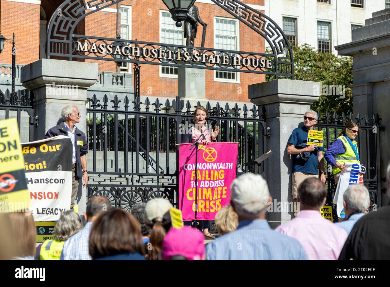 2 ottobre 2023. Boston, ma. Attivisti e membri della comunità si sono radunati alla Massachusetts State House per protestare contro Massport e gli sviluppatori privati Foto Stock