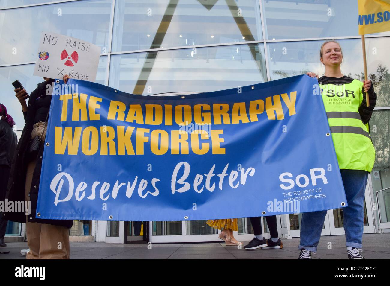 Londra, Regno Unito. 3 ottobre 2023. Picchetto fuori dall'ospedale universitario mentre i radiografi organizzano un nuovo sciopero sulla paga. Credito: Vuk Valcic/Alamy Live News Foto Stock