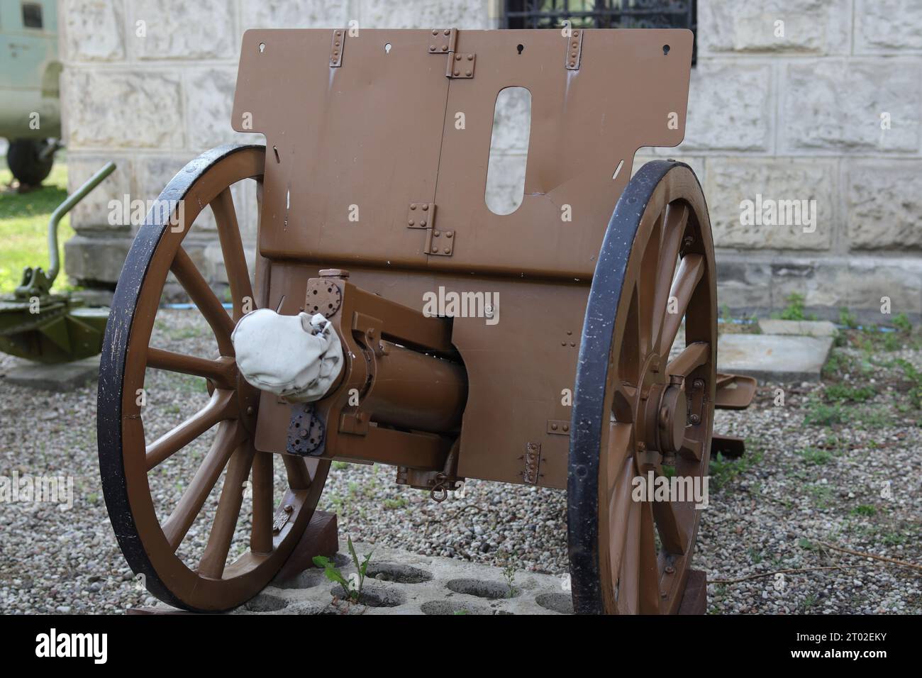 Un piccolo cannone marrone sulle ruote Foto Stock