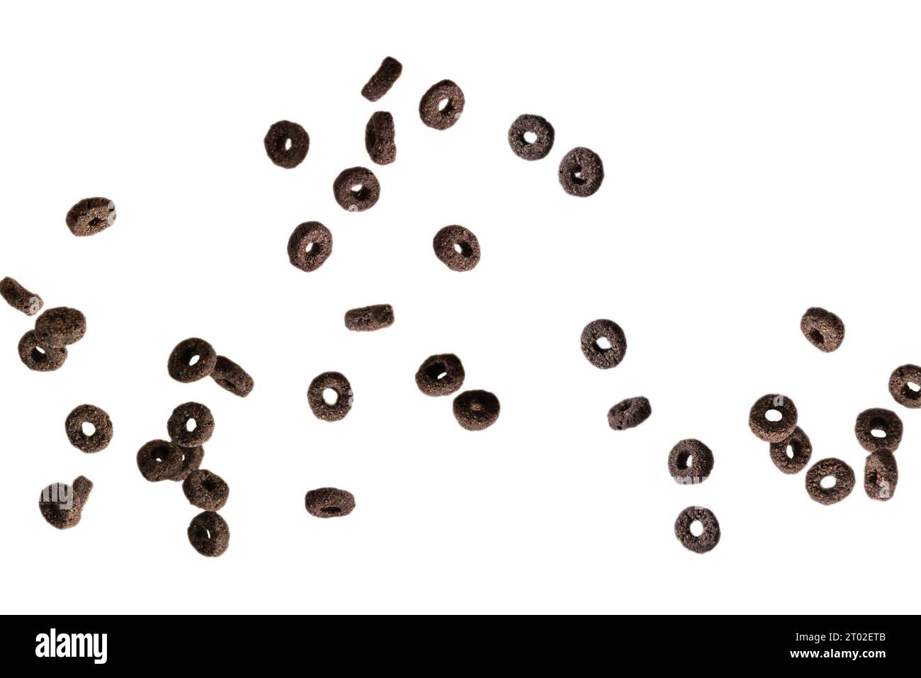 I cerali di cioccolato fuoriescono in una ciotola. Colazione. Isolato su sfondo bianco. Foto Stock