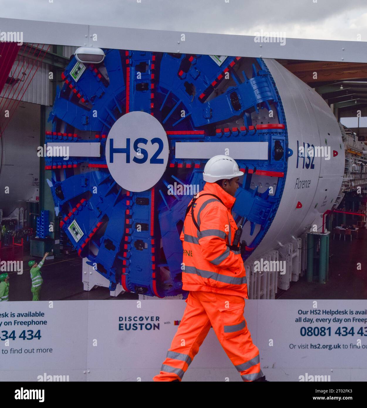 Londra, Regno Unito. 3 ottobre 2023. Un lavoratore passa davanti al cantiere HS2 alla stazione di Euston, come i rapporti suggeriscono che parte della linea ferroviaria High Speed 2, tra Birmingham e Manchester, potrebbe essere tagliata a causa dei costi vertiginosi. Il progetto multimiliardario di sterline è stato afflitto da problemi e ritardi. Credito: Vuk Valcic/Alamy Live News Foto Stock