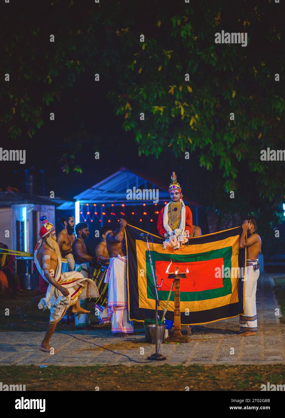 Kerala Folk art forma Mudiyettu, Goddess Kali e Darika Fight Foto Stock