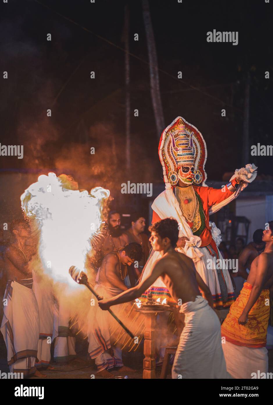 Kerala Folk art forma Mudiyettu, Goddess Kali e Darika Fight Foto Stock