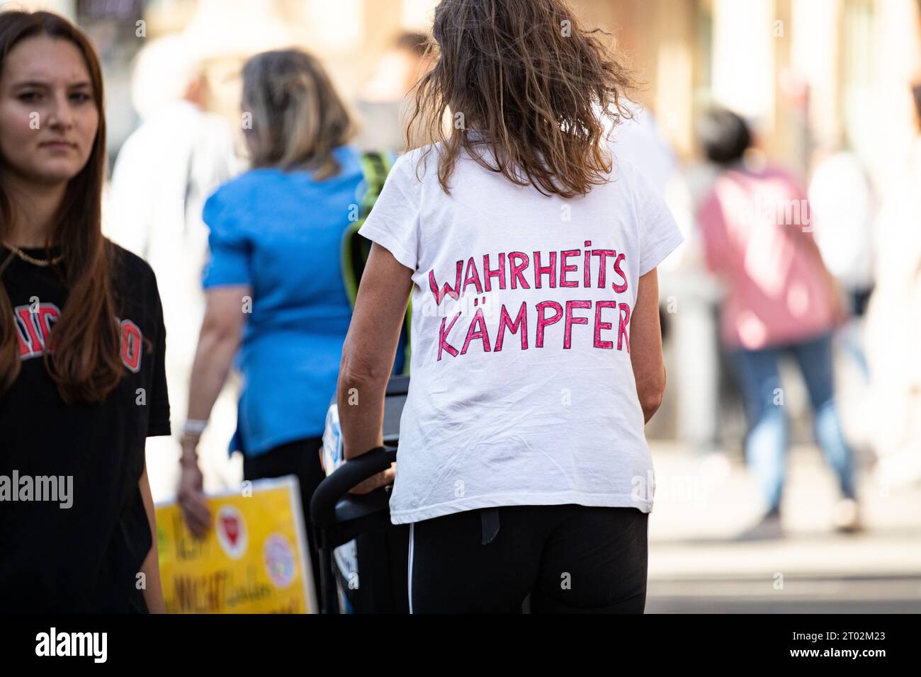 Mir reicht's/München steht auf Demo AM 3.10.2023 a München. Die teilweise verschwörungsideologische Demo richtete sich gegen Waffenlieferungen und jede Unterstützung an die Ukraine, die Grünen im allgemeinen. Viele klimaleugnende Schilder waren zu sehen. Ein giornalista wurde von einem Versammlungsteilnehmer ins Gesicht geschlagen -- Mir reicht's - basta Demo del gruppo Monaco si alza il 3 ottobre 2023 a Monaco, in Germania. La dimostrazione ideologica della cospirazione è stata diretta contro il rifornimento di armi per l'Ucraina e qualsiasi aiuto per l'Ucraina e il partito verde. Molti segnali di negazione del clima erano visibili Foto Stock