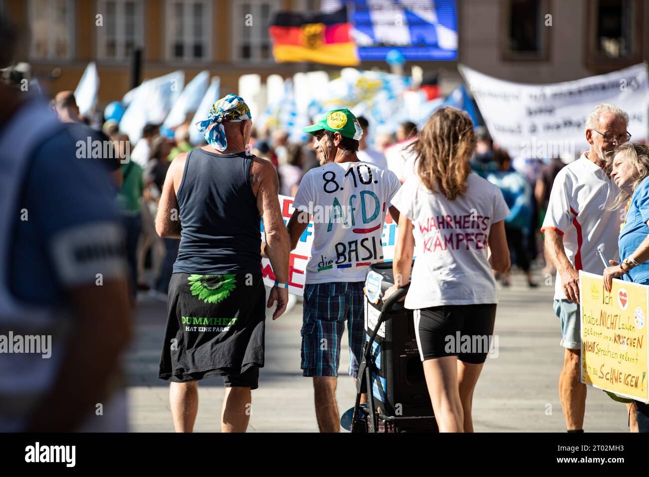 Mir reicht's/München steht auf Demo AM 3.10.2023 a München. Die teilweise verschwörungsideologische Demo richtete sich gegen Waffenlieferungen und jede Unterstützung an die Ukraine, die Grünen im allgemeinen. Viele klimaleugnende Schilder waren zu sehen. Ein giornalista wurde von einem Versammlungsteilnehmer ins Gesicht geschlagen -- Mir reicht's - basta Demo del gruppo Monaco si alza il 3 ottobre 2023 a Monaco, in Germania. La dimostrazione ideologica della cospirazione è stata diretta contro il rifornimento di armi per l'Ucraina e qualsiasi aiuto per l'Ucraina e il partito verde. Molti segnali di negazione del clima erano visibili Foto Stock