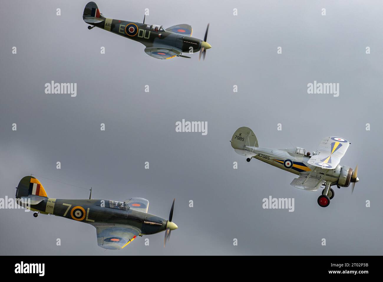 Un gladiatore, uno Spitfire e un uragano marino che volano insieme allo Shuttleworth Collection Race Day Air Show 2023. Foto Stock