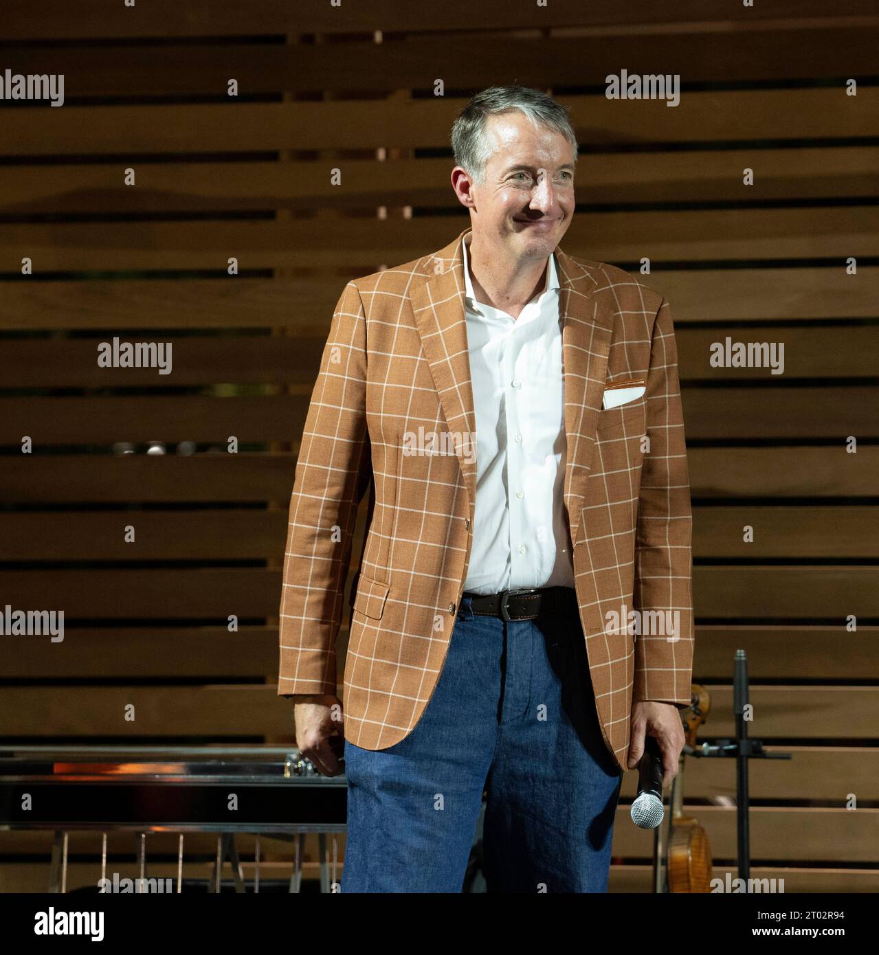 Il presidente dell'Università del Texas JAY HARTZELL gode di una "festa del portellone" ospitata dal governatore del Texas Greg Abbott la sera prima di una partita di football tra l'imbattuto Texas (4-0) e Kansas (4-0) ad Austin il 29 settembre 2023. Diverse centinaia di fan di Longhorn vagavano per i terreni e visitavano la residenza del governatore. ©Bob Daemmrich Foto Stock