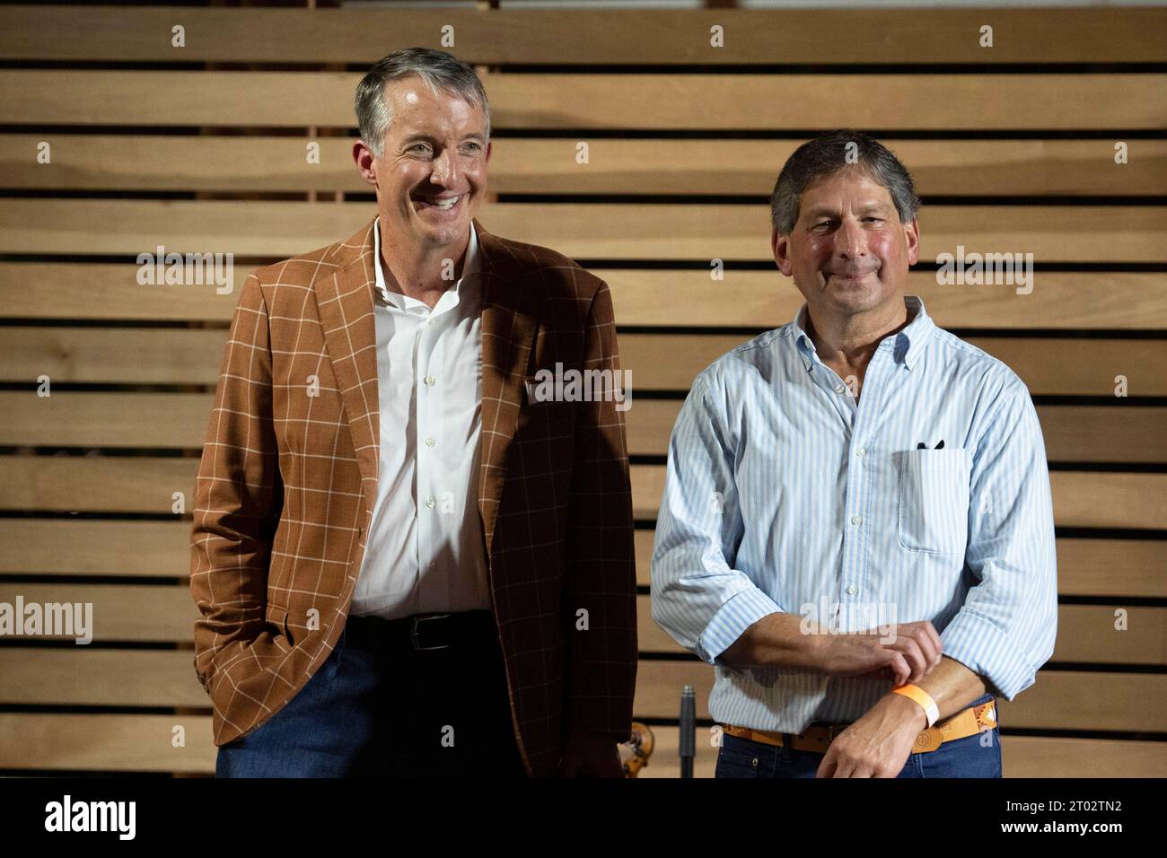 Il presidente dell'Università del Texas JAY HARTZELL, l, è con il presidente del Consiglio dei Reggenti dell'UT KEVIN ELTIFE, r, ad una "festa del portellone" organizzata dal governatore del Texas Greg Abbott la sera prima di una partita di football tra il Texas imbattuto (4-0) e il Kansas (4-0) ad Austin il 29 settembre 2023. Diverse centinaia di fan di Longhorn vagavano per i terreni e visitavano la residenza del governatore. ©Bob Daemmrich Foto Stock