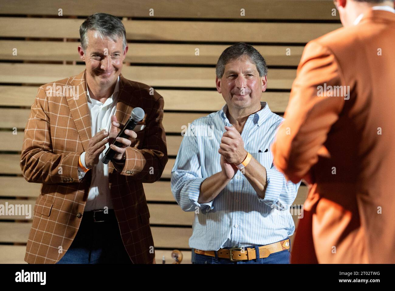 Il presidente dell'Università del Texas JAY HARTZELL, in piedi con il presidente del Consiglio dei Reggenti dell'UT KEVIN ELTIFE ad una "festa del portellone" ospitata dal governatore del Texas Greg Abbott la sera prima di una partita di football tra l'imbattuto Texas (4-0) e il Kansas (4-0) ad Austin il 29 settembre 2023. Diverse centinaia di fan di Longhorn vagavano per i terreni e visitavano la residenza del governatore. ©Bob Daemmrich Foto Stock