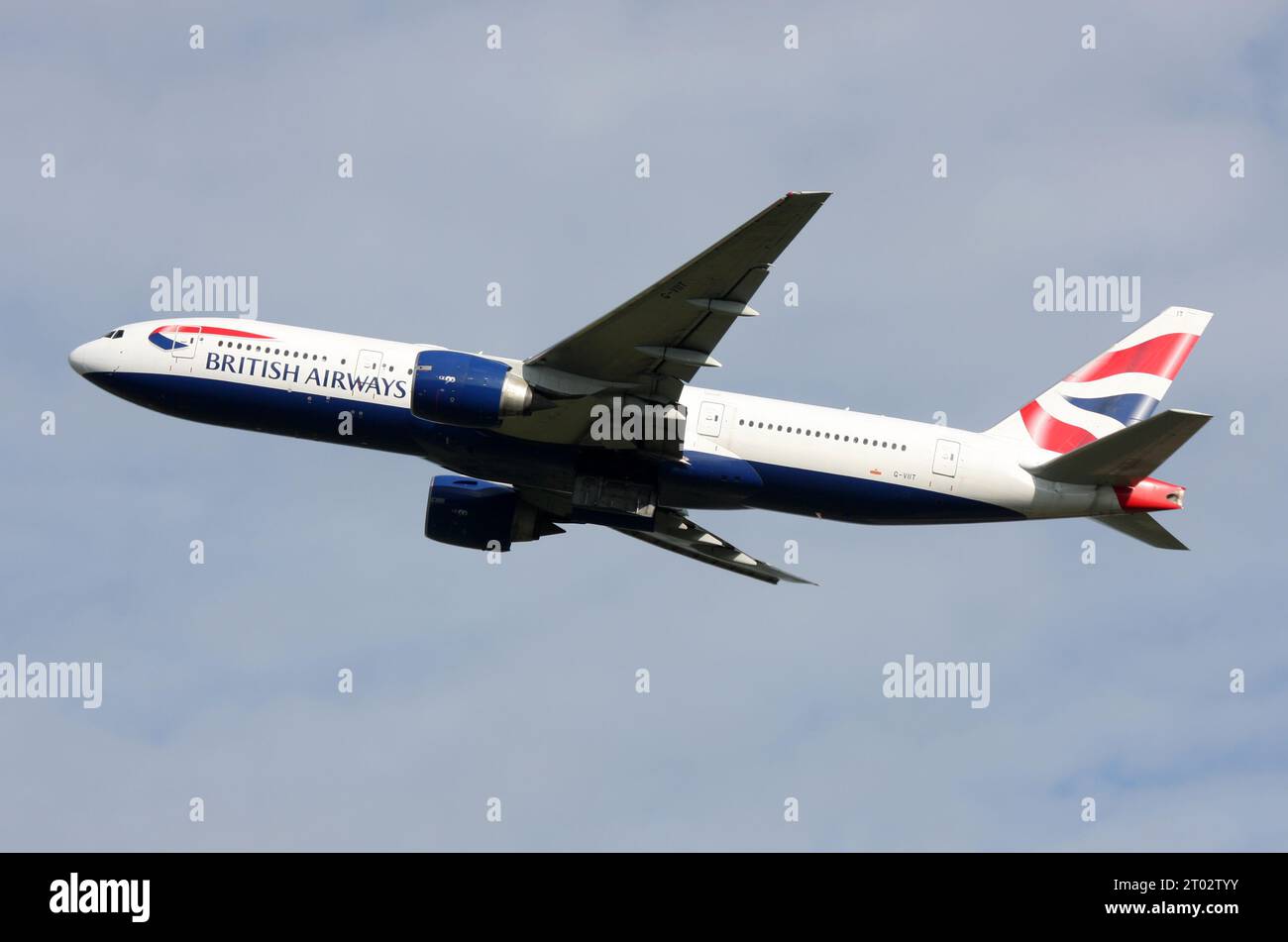 Un Boeing 777-200 della British Airways in partenza dall'aeroporto di Gatwick Foto Stock