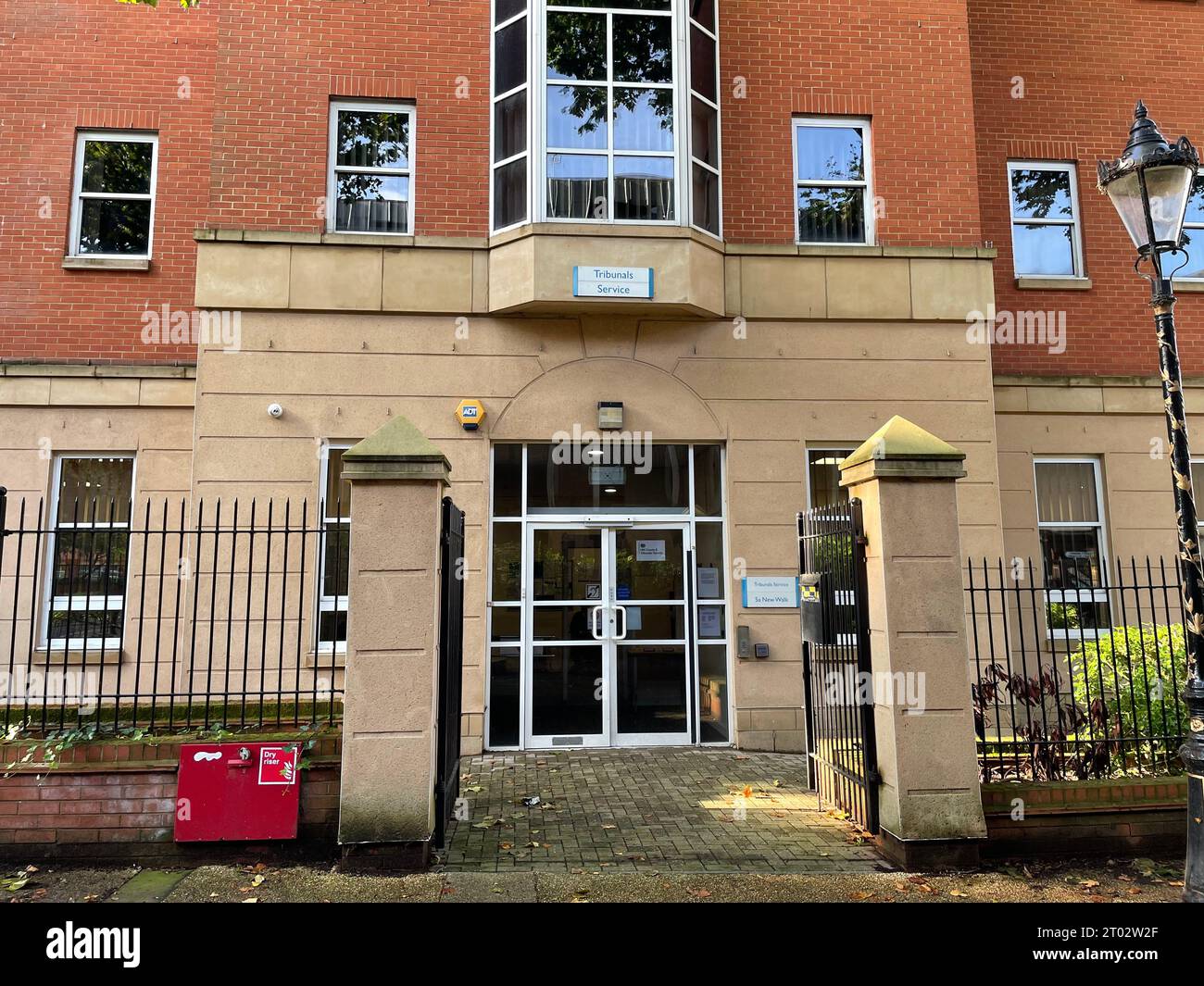 Leicester Employment Tribunal a New Walk, Leicester, dove Maria Rooney, un'ex assistente sociale del Consiglio comunale di Leicester, sta intraprendendo un'azione legale contro l'autorità per presunte discriminazioni, molestie e vittimizzazione causate dai sintomi della menopausa sofferente, che ha portato al suo licenziamento costruttivo nel 2018. Data immagine: Martedì 3 ottobre 2023. Foto Stock