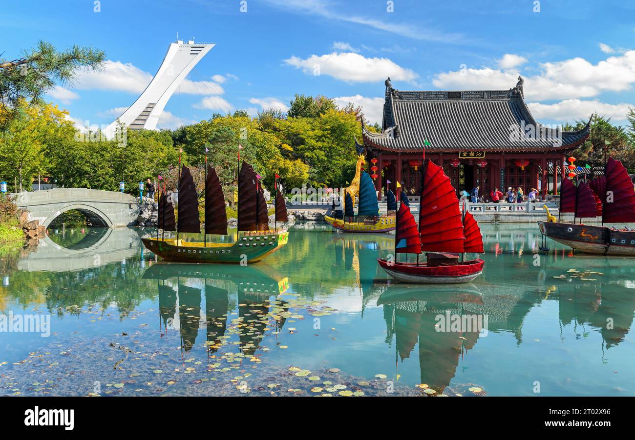 Vista panoramica del colorato Giardino Botanico di Montreal (giardino cinese) con la Torre Olimpica sullo sfondo, paesaggio catturato in autunno. Foto Stock