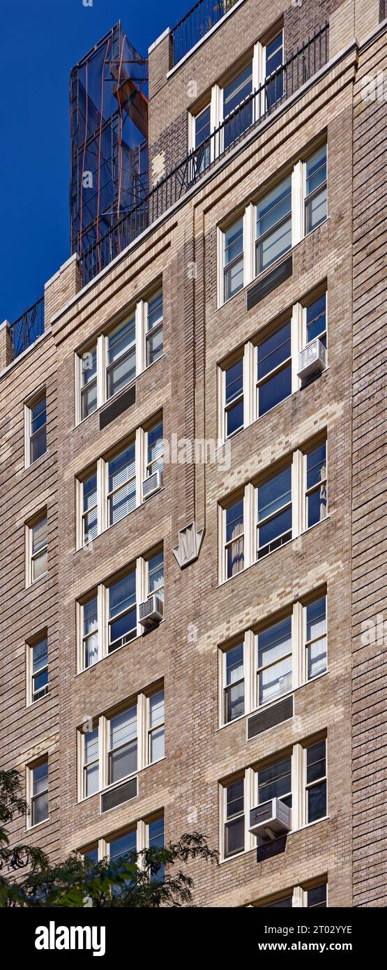 Emery Roth-progettato 59 W 12th Street, parte del Greenwich Village Historic District, è stato costruito nel 1931; in riparazione al momento della foto (1 ottobre 2023). Foto Stock
