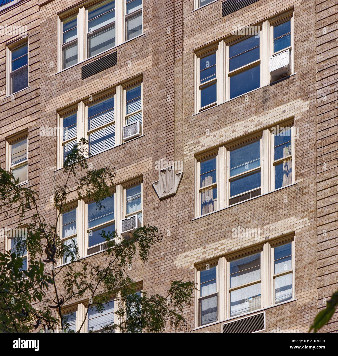 Emery Roth-progettato 59 W 12th Street, parte del Greenwich Village Historic District, è stato costruito nel 1931; in riparazione al momento della foto (1 ottobre 2023). Foto Stock