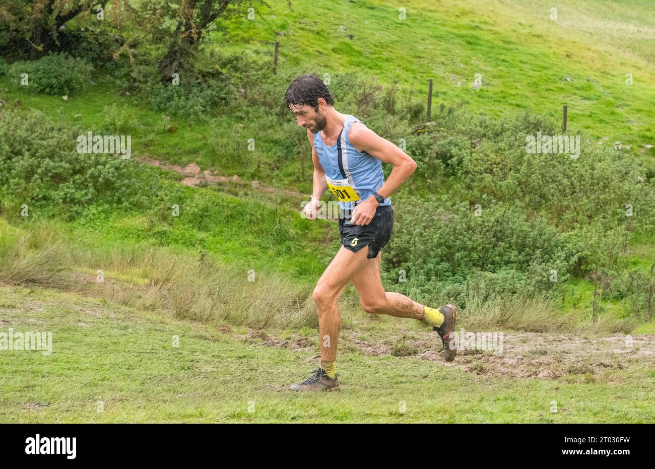 Concorrenti che corrono nel Dovedale Dash una pista di fondo di 3/4 miglia che parte dal villaggio di Thorpe nel Derbyshire e nella valle di Dovedale. Foto Stock