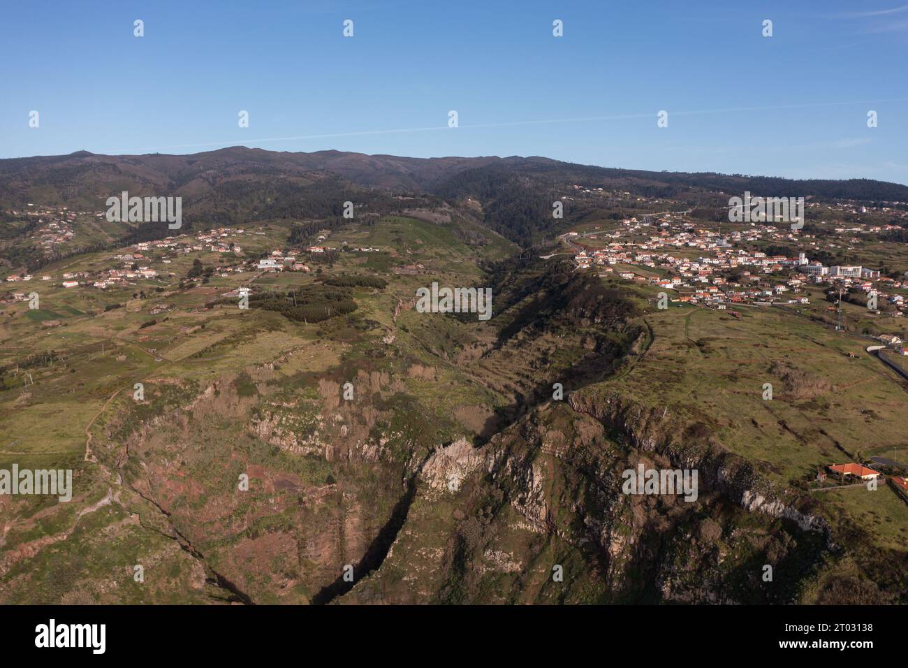 Foto di un piccolo villaggio di Madeira costruito su enormi scogliere. Foto Stock