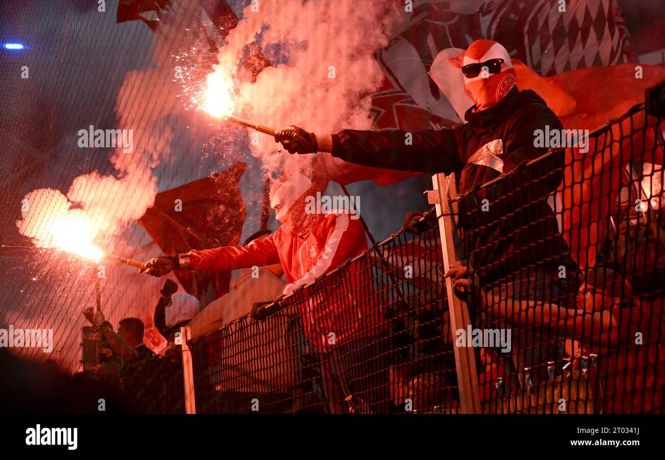 Kopenhagen, Danimarca. 3 ottobre 2023. Calcio, Champions League, FC Copenhagen - FC Bayern Monaco, fase a gironi, gruppo A, giorno 2, Telia Parken, i ventilatori del Bayern scatenano la pirotecnica. Crediti: Sven Hoppe/dpa/Alamy Live News Foto Stock