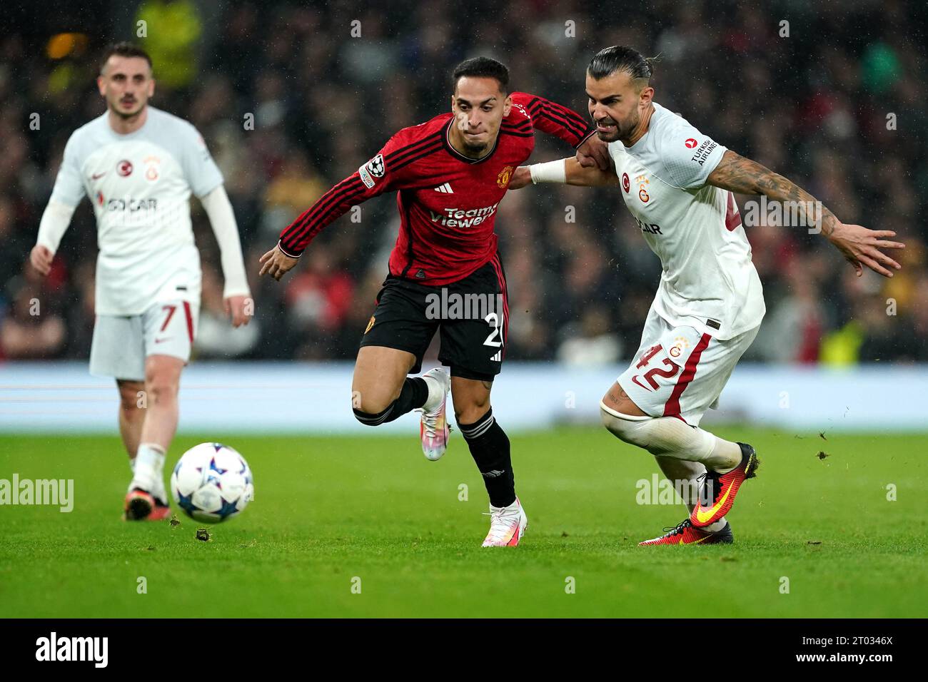 Antony del Manchester United e Abdulkerim Bardakci del Galatasaray (a destra) durante la partita di UEFA Champions League Group A all'Old Trafford, Manchester. Data immagine: Martedì 3 ottobre 2023. Foto Stock