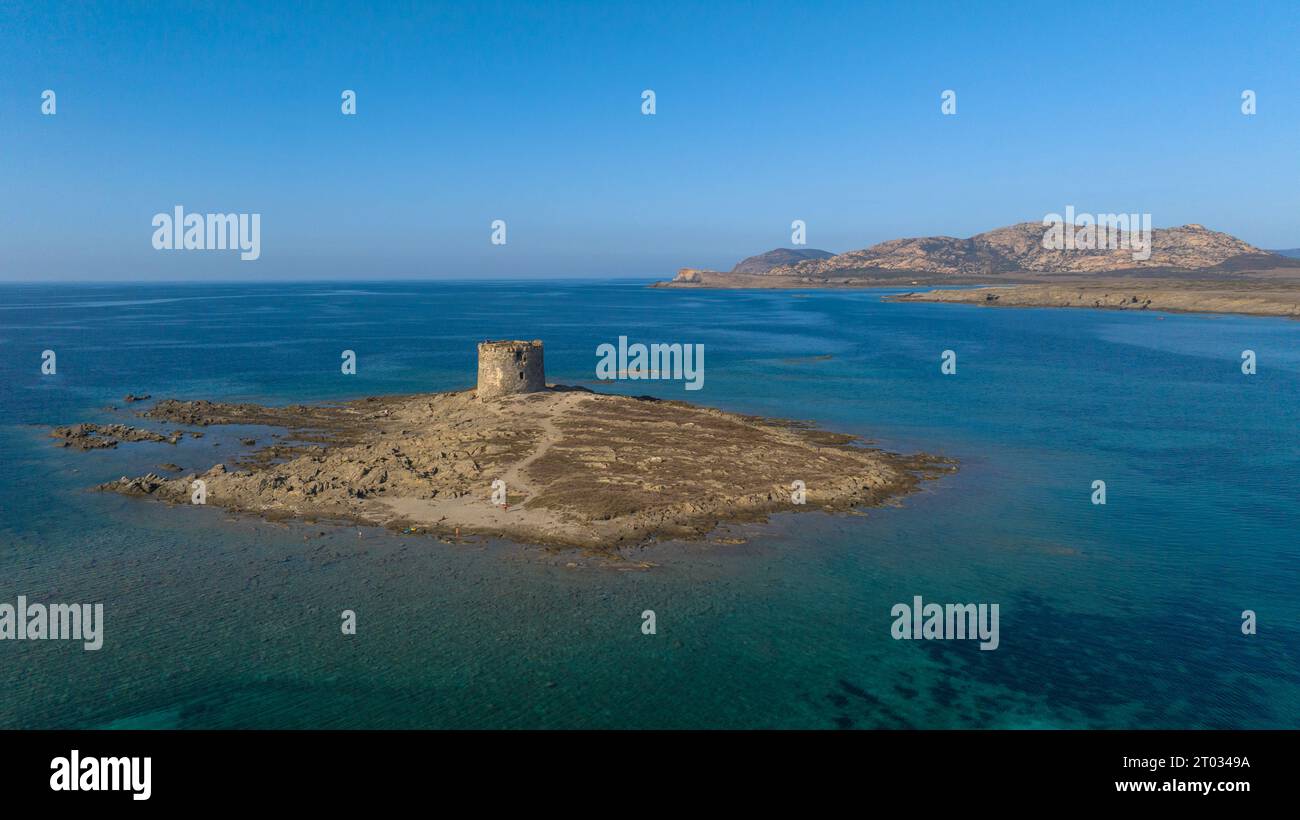 Foto aerea dell'antica torre carceraria sull'Isola della Pelosa nel nord-ovest della Sardegna in provincia di Sassari. Stintino, Sardegna, Italia. Foto Stock