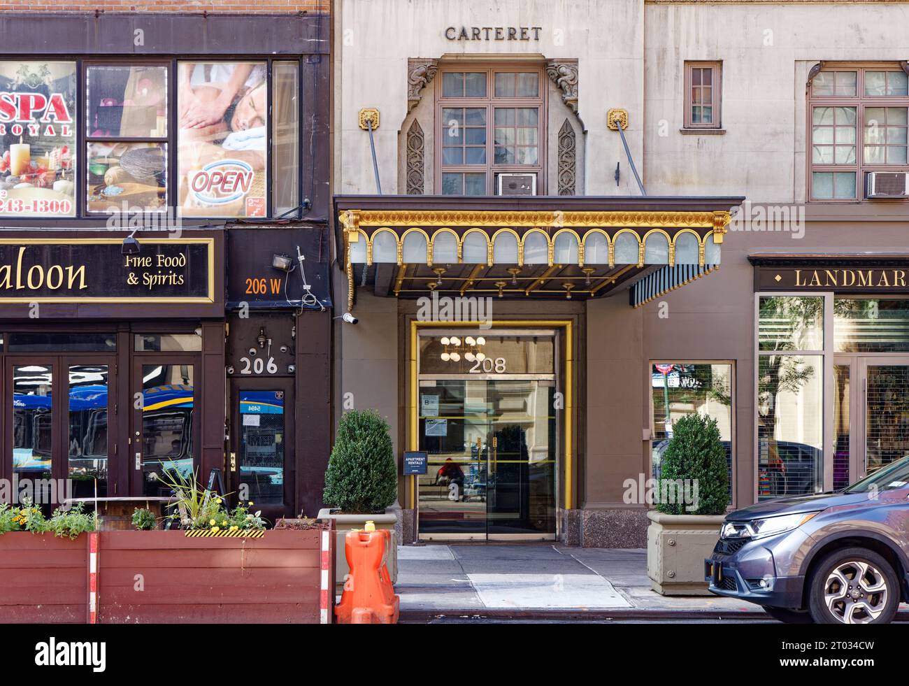 Emery Roth decorato in mattoni beige Carteret, 208 West 23rd Street a Chelsea, con medaglioni di terracotta e cornici delle finestre. Foto Stock