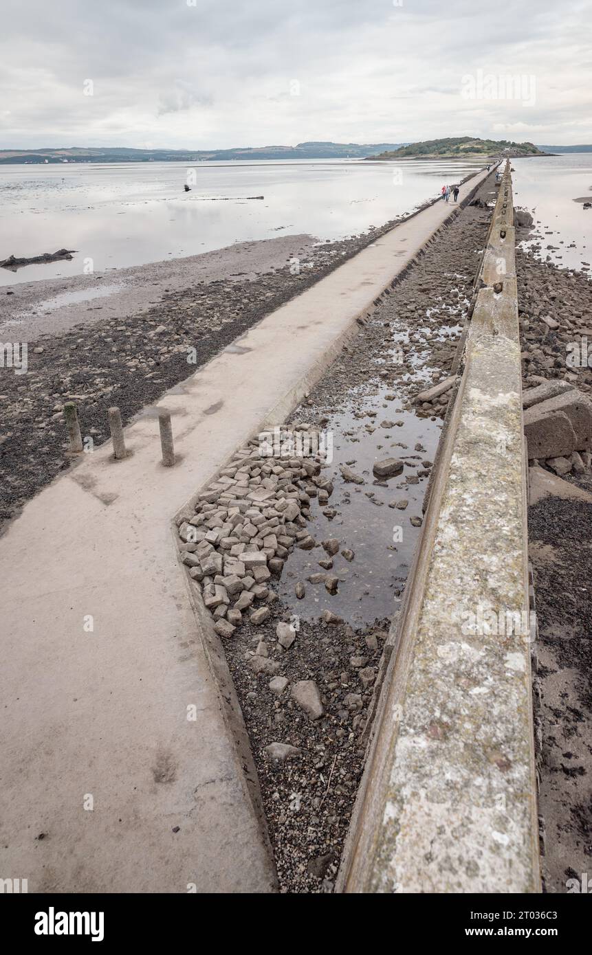 Edimburgo, Regno Unito - 26 agosto 2023: Quando la marea del Firth of Forth è bassa Cramond Island è accessibile da Silverknowes attraverso questo caus Foto Stock