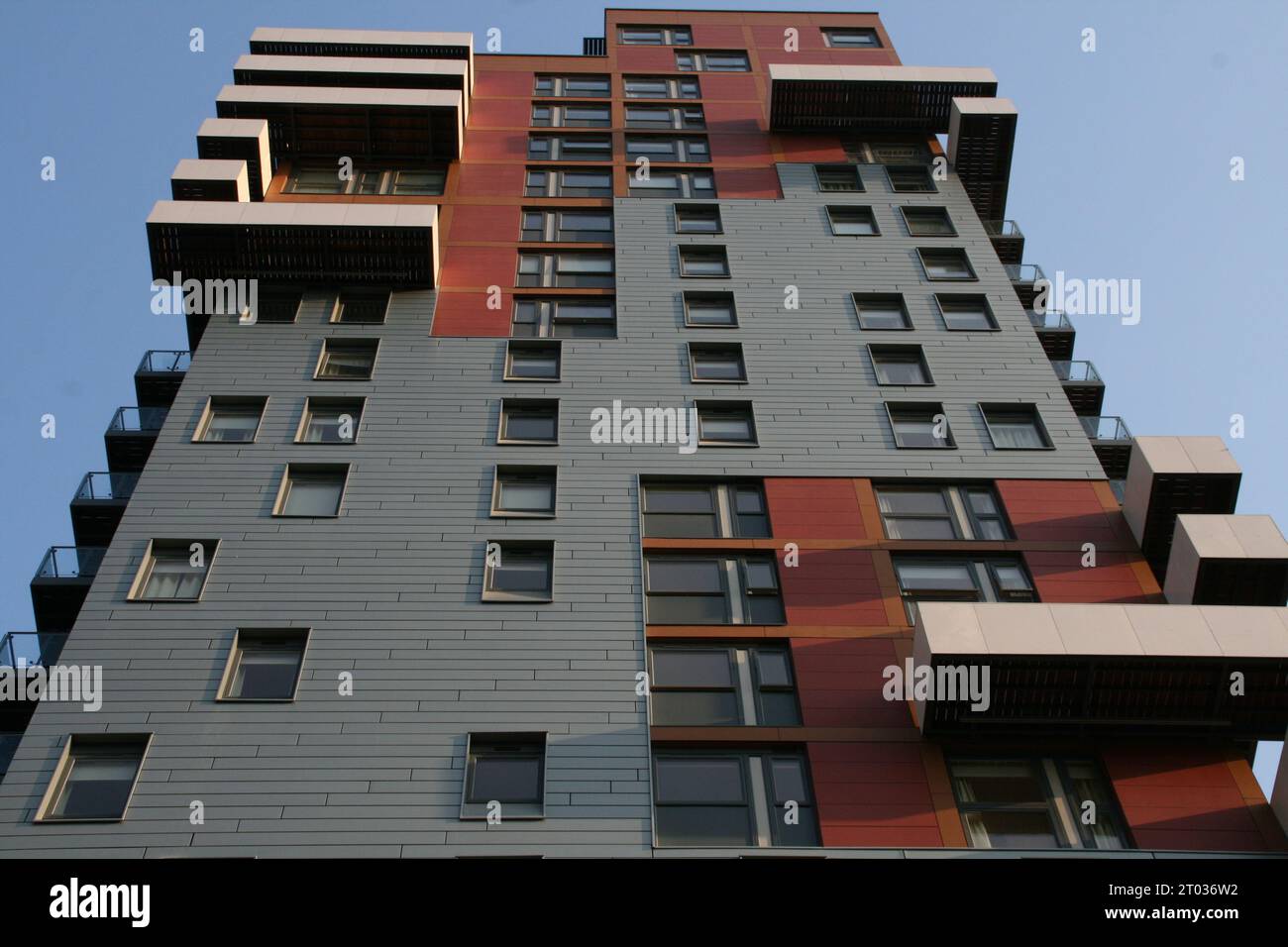 Un'immagine dall'angolo basso di un moderno edificio residenziale con balconi freschi a Londra, Regno Unito Foto Stock
