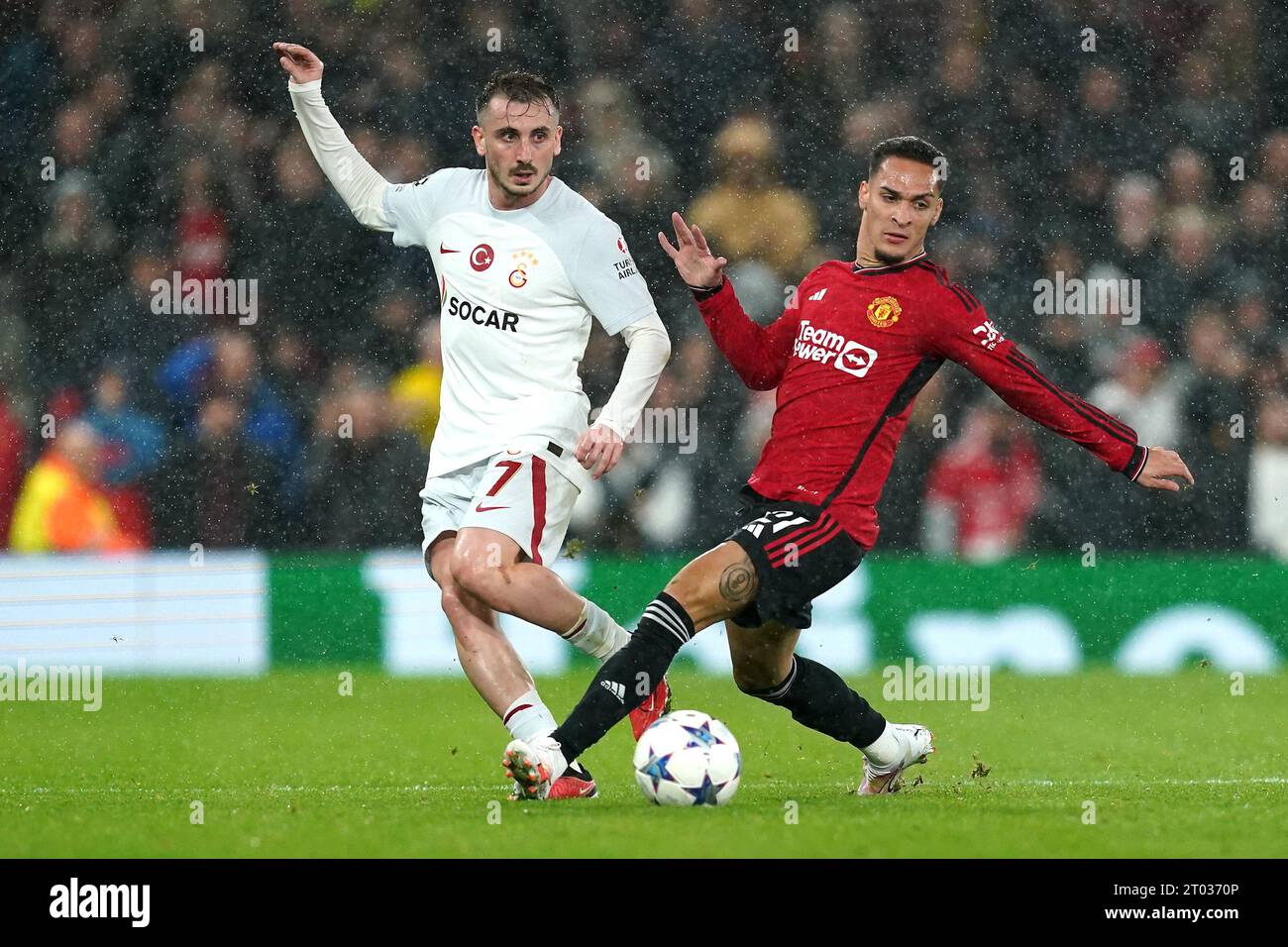 Antony (a destra) del Manchester United e Kerem Akturkoglu del Galatasaray si scontrano per il pallone durante la partita di UEFA Champions League Group A all'Old Trafford, Manchester. Data immagine: Martedì 3 ottobre 2023. Foto Stock