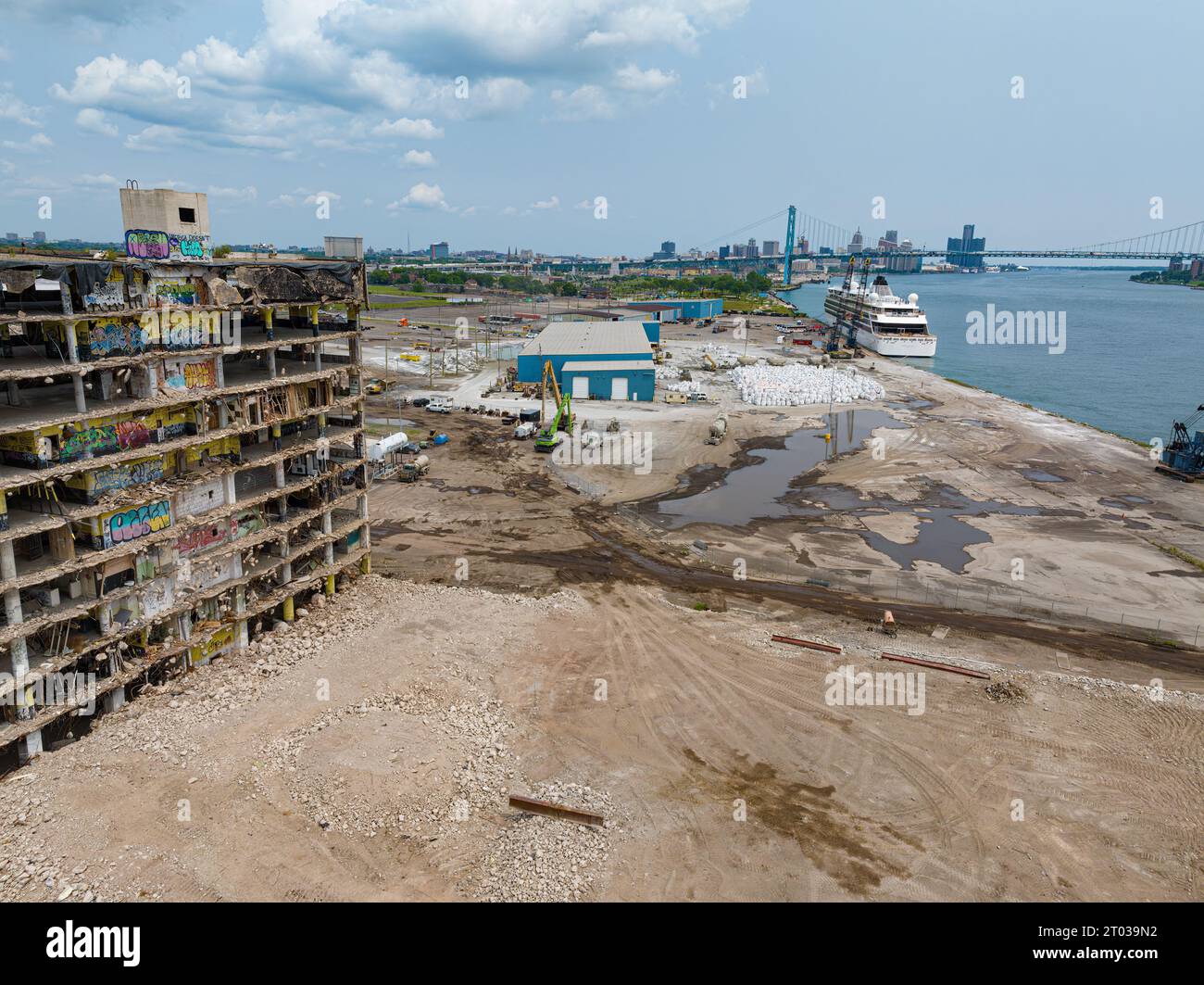 Processo di rinnovamento urbano in corso nell'agosto 2023 sul lungofiume di Detroit con demolizione del Detroit Marine Terminal (molo di Boblo), Detroit, Michigan, USA Foto Stock