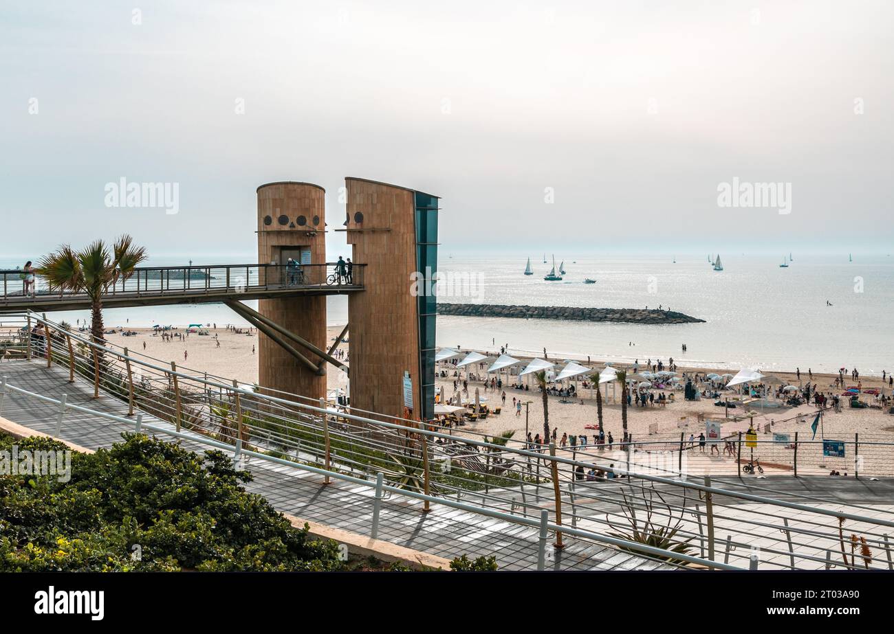 Spiaggia DI HERZLIYA, ISRAELE - 5 APRILE 2022: Vista degli ascensori e del ponte sulla costa DELL'ACADIA. Foto Stock