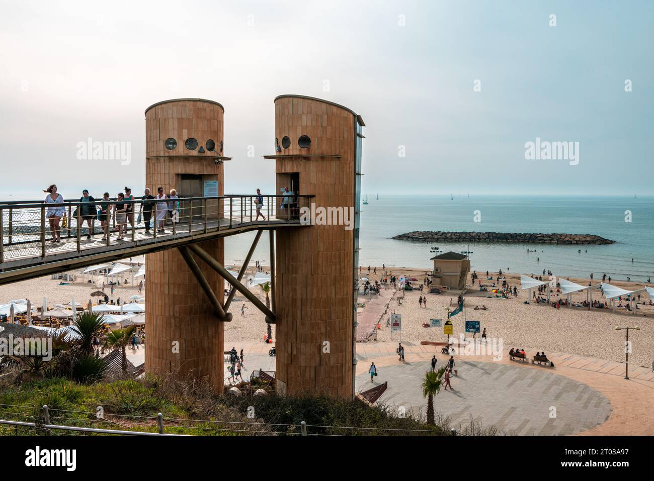 Spiaggia DI HERZLIYA, ISRAELE - 5 APRILE 2022: Vista degli ascensori e del ponte sulla costa DELL'ACADIA. Foto Stock