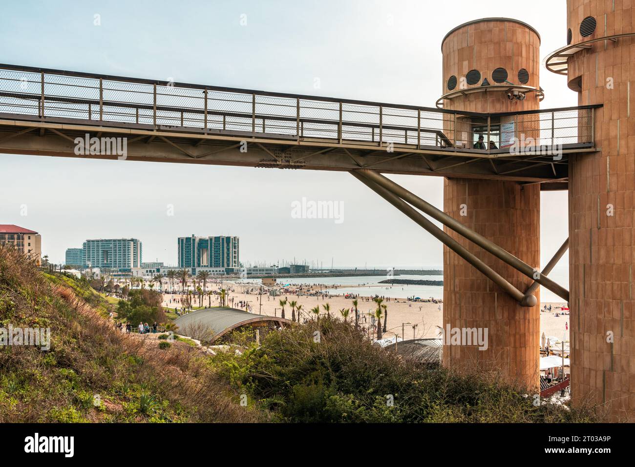 Spiaggia DI HERZLIYA, ISRAELE - 5 APRILE 2022: Vista degli ascensori e del ponte sulla costa DELL'ACADIA. Foto Stock