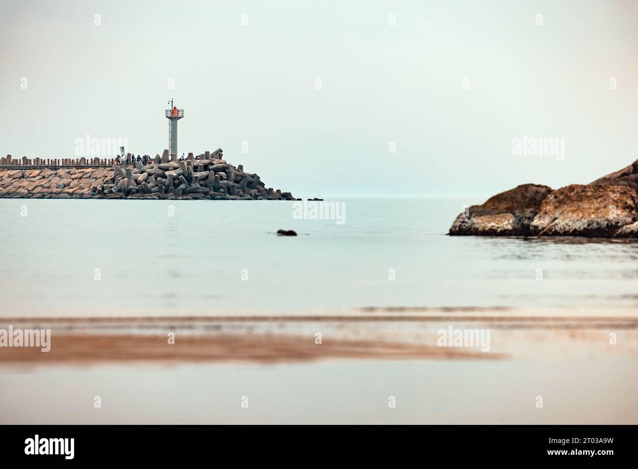 Spiaggia DI HERZLIYA, ISRAELE - 5 APRILE 2022: Una vista del frangiflutti in un mare calmo. Foto Stock