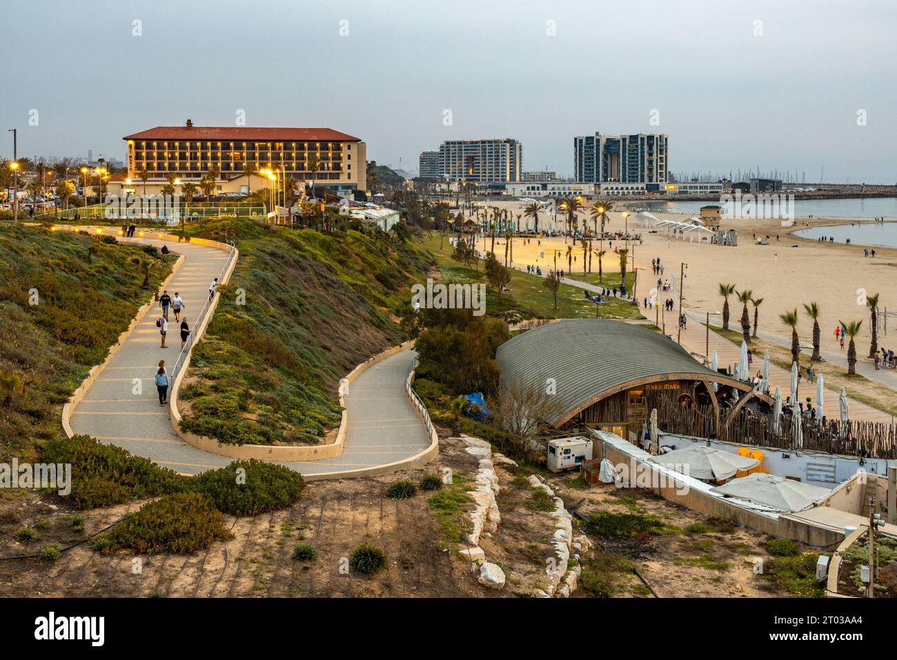 HERZLIYA Beach, ISRAELE - 5 APRILE 2022: Hotel sulla spiaggia di Acadia Beach a Herzliya, Israele Foto Stock