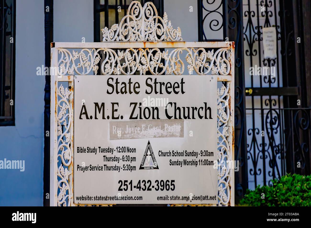 Un cartello si trova di fronte alla State Street African Methodist Episcopal Zion Church, 30 settembre 2023, a Mobile, Alabama. Foto Stock
