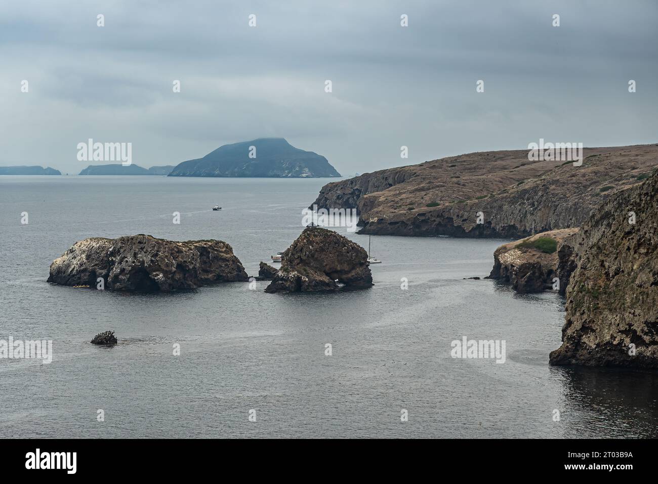 Isola di Santa Cruz, CA, USA - 14 settembre 2023: Vista a est dal molo di Scorpion Anchorage sulla costa rocciosa delle scogliere, i massi nell'oceano e Anacapa Foto Stock