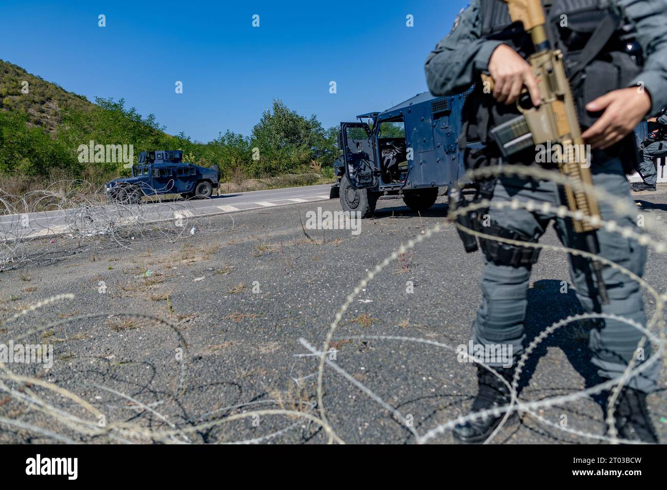 Repubblica del Kosovo. 3 ottobre 2023. Un poliziotto kosovaro mantiene la sicurezza in un posto di blocco vicino al passaggio di Jarinje per la Serbia martedì 3 ottobre 2023. Questa operazione di sicurezza è stata attuata a seguito di un tragico evento due settimane prima, durante il quale uomini armati, identificati come terroristi dal governo kosovaro, hanno ucciso il sergente Afrim Bunjaku nel villaggio di Banjska. (VX Photo/ Vudi Xhymshiti) credito: VX Pictures/Alamy Live News Foto Stock