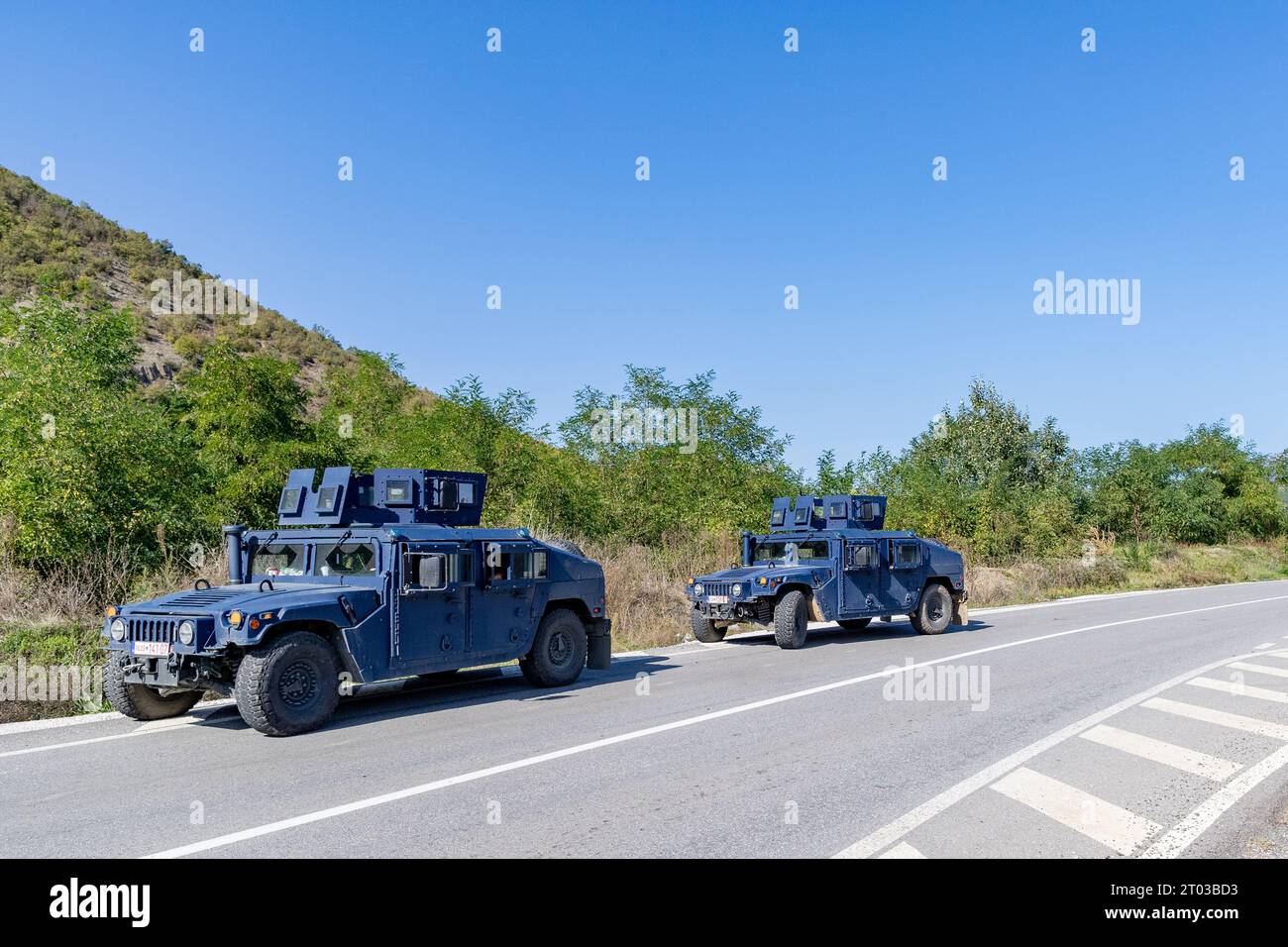 Leposavic, Repubblica del Kosovo. 3 ottobre 2023. I veicoli corazzati delle forze di polizia kosovare pattugliano vicino al valico di Jarinje per la Serbia, garantendo la sicurezza lungo il percorso per il valico di frontiera di Jarinje martedì 3 ottobre 2023. Questa operazione è avvenuta dopo un tragico evento avvenuto due settimane prima, quando uomini armati, definiti terroristi dal governo kosovaro, hanno ucciso il sergente Afrim Bunjaku nel villaggio di Banjska. (VX/ Vudi Xhymshiti) credito: VX Pictures/Alamy Live News Foto Stock