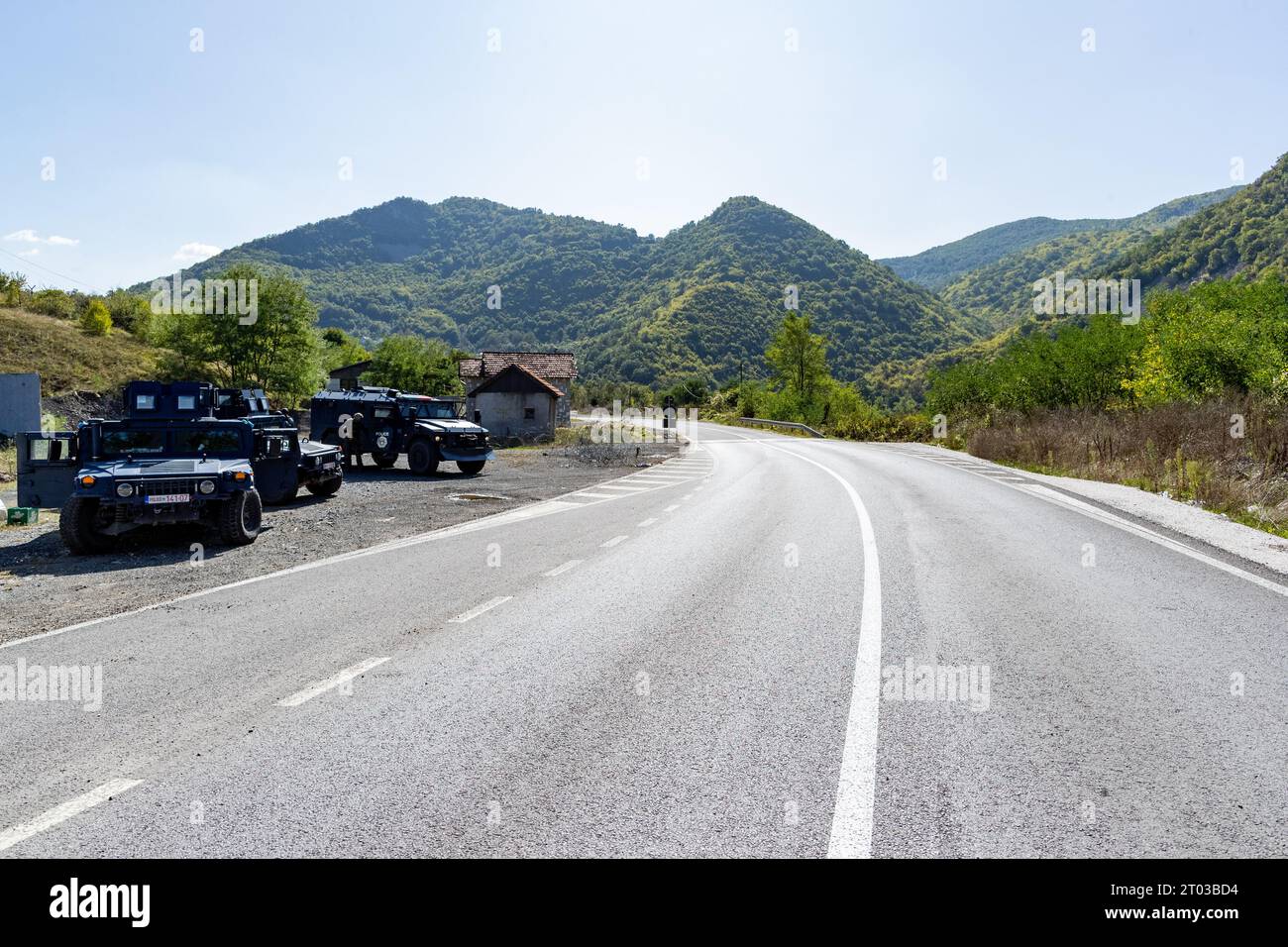 In mezzo a un feroce confronto tra le forze di polizia kosovare e i pistoleri serbi, orchestrato da Milan Radoicic (presidente della lista serba), la polizia del Kosovo è risoluta nella loro missione di sostenere la sicurezza nel villaggio di Banjska e il percorso verso il valico di confine di Jarinje con la Serbia martedì 3 ottobre 2023. L'incidente segue un tragico evento di due settimane fa, quando uomini armati, etichettati come terroristi dal governo kosovaro, hanno ucciso il sergente Afrim Bunjaku, un ufficiale di polizia kosovaro devoto, durante la sparatoria. (Foto VX/ Vudi Xhymshiti) Foto Stock