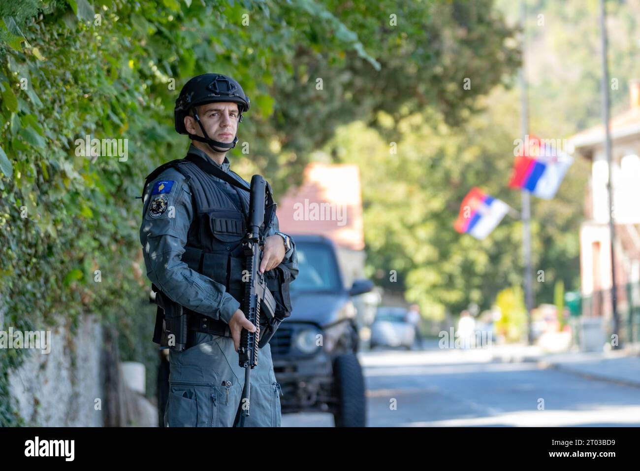 Zvecan, Repubblica del Kosovo. 3 ottobre 2023. I poliziotti kosovari mantengono la sicurezza in un posto di blocco nel villaggio di Banjska martedì 3 ottobre 2023. Questa operazione di sicurezza è stata attuata a seguito di un tragico evento due settimane prima, durante il quale uomini armati, identificati come terroristi dal governo kosovaro, hanno ucciso il sergente Afrim Bunjaku nel villaggio di Banjska. (VX Photo/ Vudi Xhymshiti) credito: VX Pictures/Alamy Live News Foto Stock