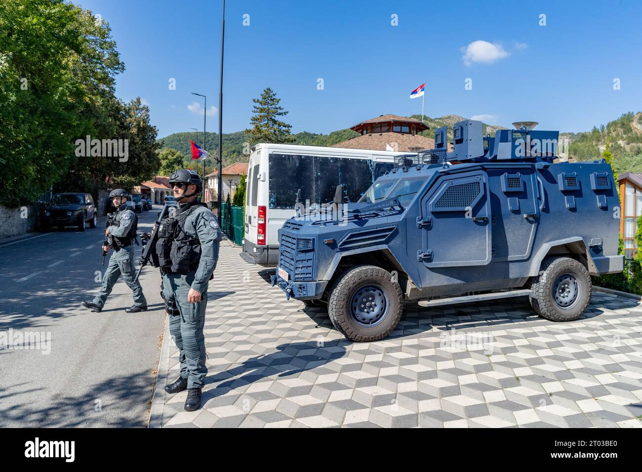 Zvecan, Repubblica del Kosovo. 3 ottobre 2023. I poliziotti kosovari mantengono la sicurezza in un posto di blocco nel villaggio di Banjska martedì 3 ottobre 2023. Questa operazione di sicurezza è stata attuata a seguito di un tragico evento due settimane prima, durante il quale uomini armati, identificati come terroristi dal governo kosovaro, hanno ucciso il sergente Afrim Bunjaku nel villaggio di Banjska. (VX Photo/ Vudi Xhymshiti) credito: VX Pictures/Alamy Live News Foto Stock
