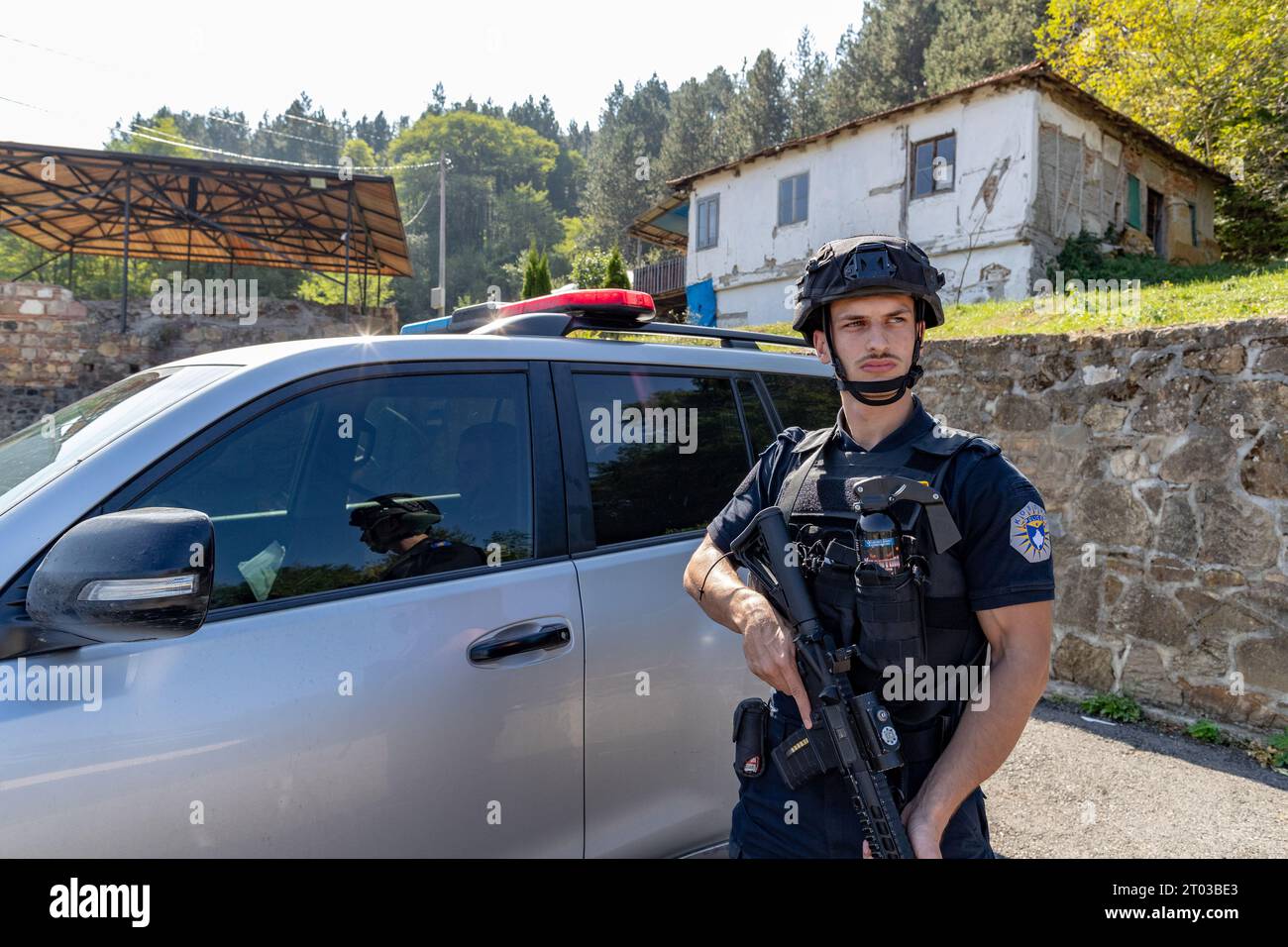 In mezzo a un feroce confronto tra le forze di polizia kosovare e i pistoleri serbi, orchestrato da Milan Radoicic (presidente della lista serba), la polizia del Kosovo è risoluta nella loro missione di sostenere la sicurezza nel villaggio di Banjska e il percorso verso il valico di confine di Jarinje con la Serbia martedì 3 ottobre 2023. L'incidente segue un tragico evento di due settimane fa, quando uomini armati, etichettati come terroristi dal governo kosovaro, hanno ucciso il sergente Afrim Bunjaku, un ufficiale di polizia kosovaro devoto, durante la sparatoria. (Foto VX/ Vudi Xhymshiti) Foto Stock