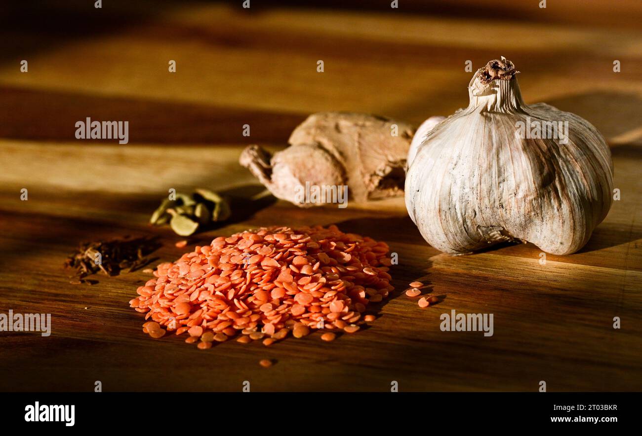 Lenticchie rosse, aglio, zenzero e spezie utilizzate per cucinare in India o in Asia, facendo dal Credit Simon Dack Foto Stock