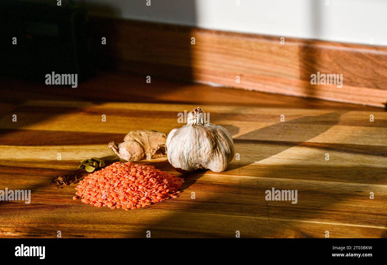 Lenticchie rosse, aglio, zenzero e spezie utilizzate per cucinare in India o in Asia, facendo dal Credit Simon Dack Foto Stock