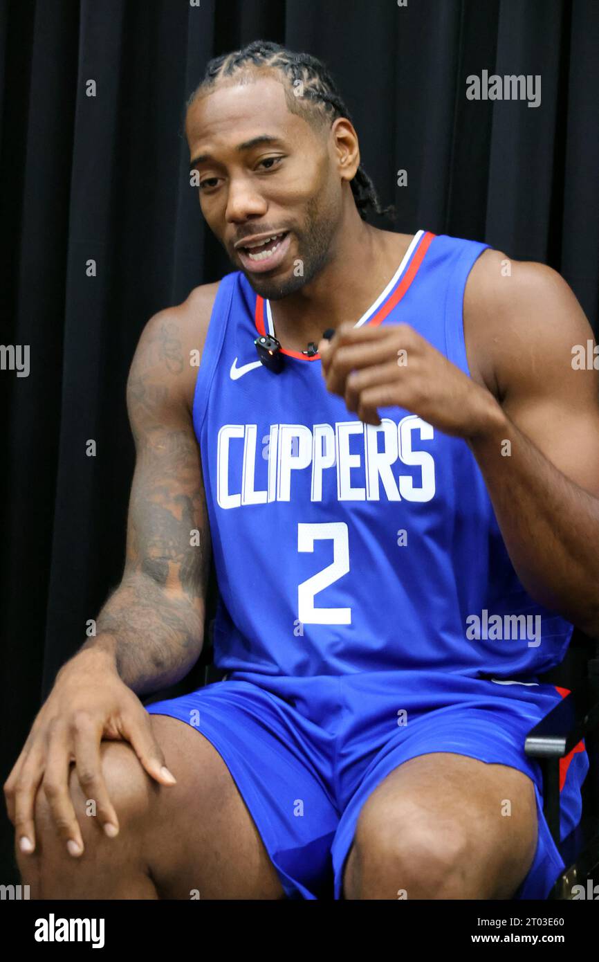 Kawhi Leonard (2), l'attaccante dei LA Clippers, sorride durante la giornata dei media all'Honey Training Center, lunedì 2 ottobre 2023, a Los Angeles. (Kevin Terrell/immagine dello sport) Foto Stock